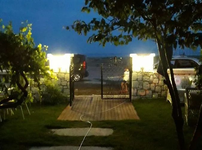 Beyaz Tas Butik Айвалык